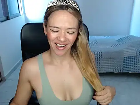 Annie Cervantez online show from April 6, 2026, 9:38 pm