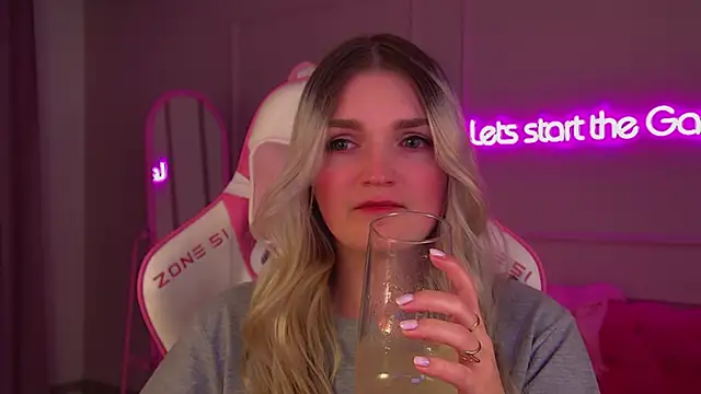 Snapshot of AnnyRaii chatting on November 28, 2025, 7:49 pm AnnyRaii online show from November 28, 2025, 7:49 pm