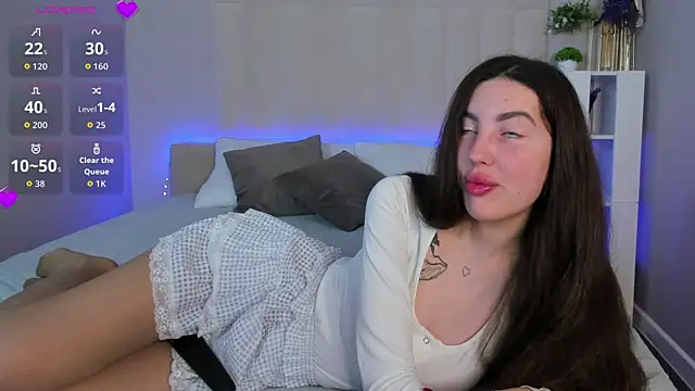 LiraRevery online show from April 13, 2026, 11:10 pm