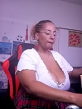 Snapshot of LaReineCleo chatting on March 27, 2026, 10:37 am LaReineCleo online show from March 27, 2026, 10:37 am