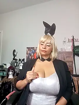 Snapshot of LaReineCleo chatting on April 4, 2026, 12:02 pm LaReineCleo online show from April 4, 2026, 12:02 pm