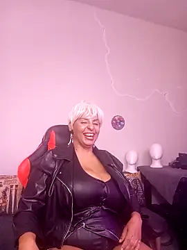 Snapshot of LaReineCleo chatting on April 20, 2026, 10:18 am LaReineCleo online show from April 20, 2026, 10:18 am