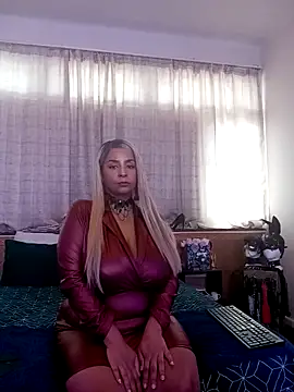 Snapshot of LaReineCleo chatting on May 11, 2026, 10:21 am LaReineCleo online show from May 11, 2026, 10:21 am