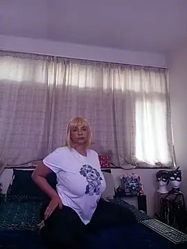 Snapshot of LaReineCleo chatting on May 29, 2026, 10:35 am LaReineCleo online show from May 29, 2026, 10:35 am