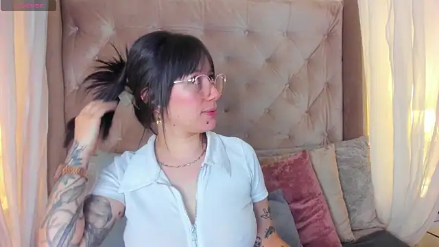 Snapshot of Annie_Petters chatting on May 7, 2026, 1:05 pm Annie Petters online show from May 7, 2026, 1:05 pm