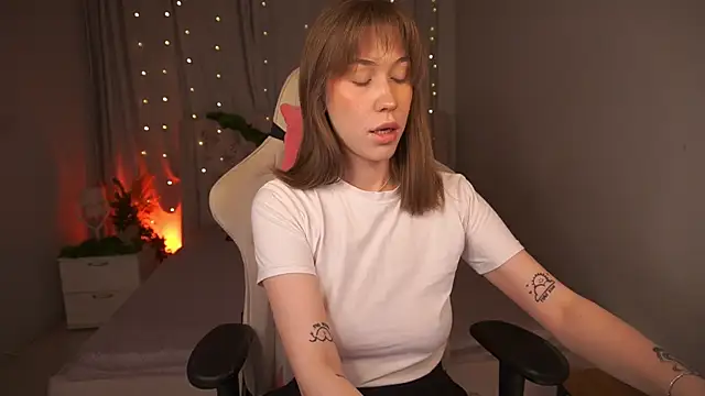 AnnetteLane online show from December 23, 2025, 4:43 am