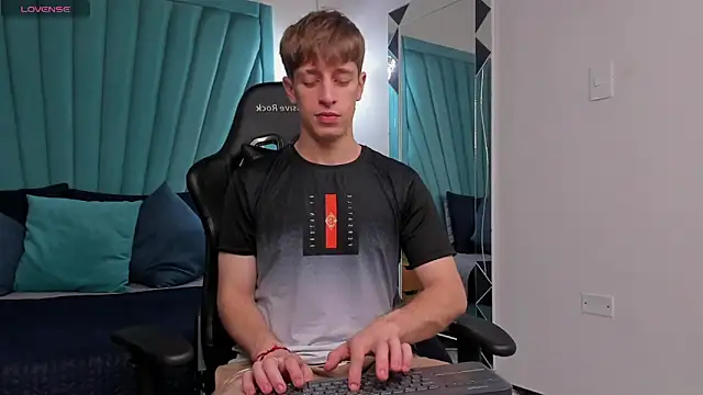 Snapshot of Ostin_Saints chatting on November 28, 2025, 1:14 pm Ostin Saints online show from November 28, 2025, 1:14 pm