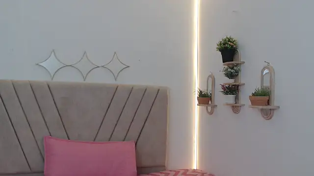 xoxo melany online show from April 14, 2026, 12:11 pm