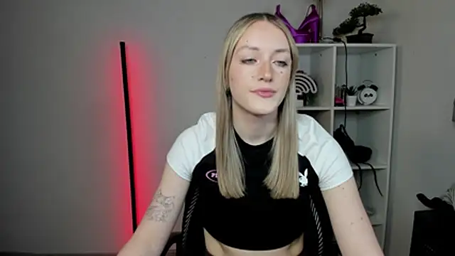 EvelynBlond online show from March 10, 2026, 1:27 pm