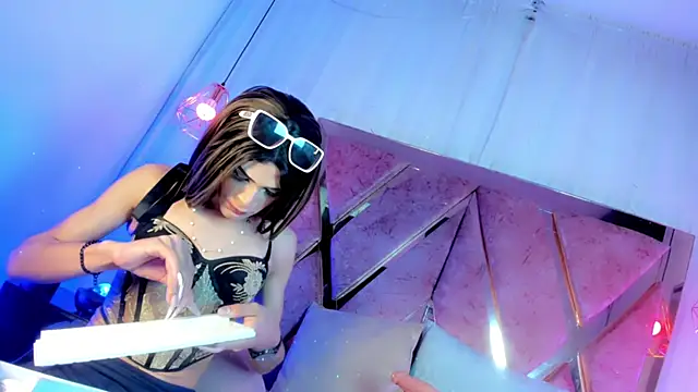 atenea taylor  online show from December 3, 2025, 4:53 am