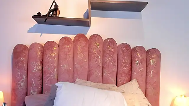 Sharol Daniiels online show from December 17, 2025, 2:01 pm