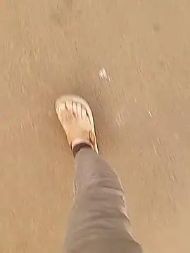 Snapshot of Meow_buggie chatting on December 22, 2025, 1:57 am Meow buggie online show from December 22, 2025, 1:57 am