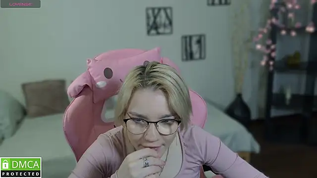 Megan Lora online show from December 2, 2025, 1:22 am