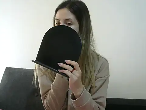 Snapshot of Erii18 chatting on December 1, 2025, 12:10 pm Erii18 online show from December 1, 2025, 12:10 pm