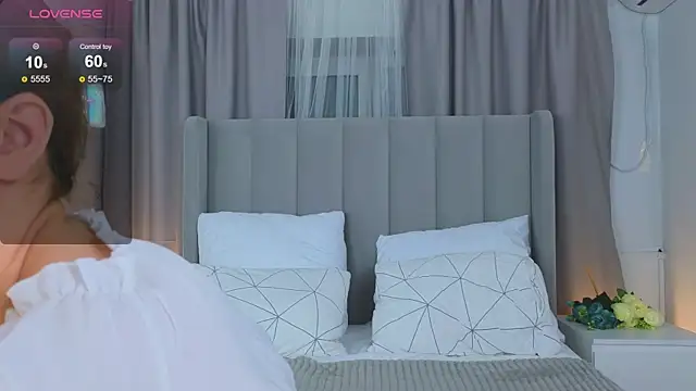 LyraTate online show from December 16, 2025, 1:32 am