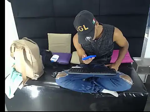 Snapshot of Straight_latinX chatting on November 29, 2025, 3:20 am Straight latinX online show from November 29, 2025, 3:20 am