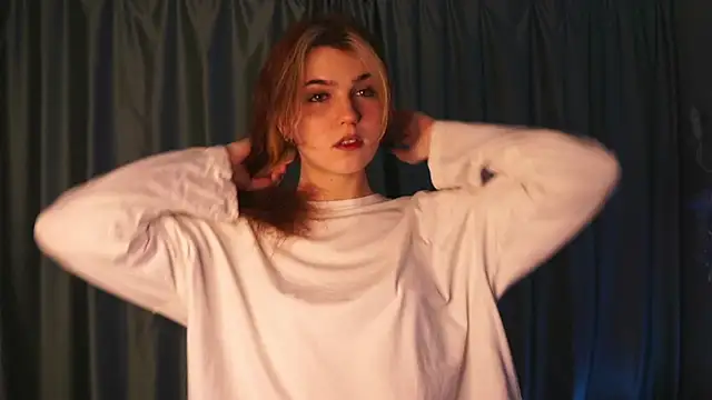 Snapshot of FannyRay chatting on December 2, 2025, 8:04 pm FannyRay online show from December 2, 2025, 8:04 pm