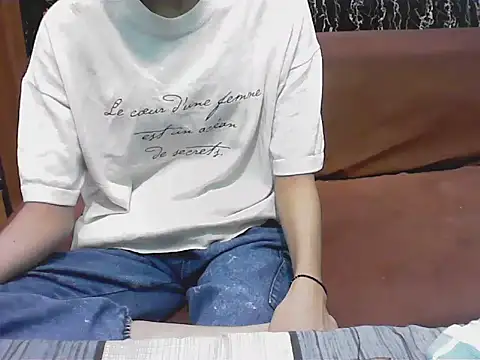 hello baby01 online show from April 3, 2026, 4:49 pm