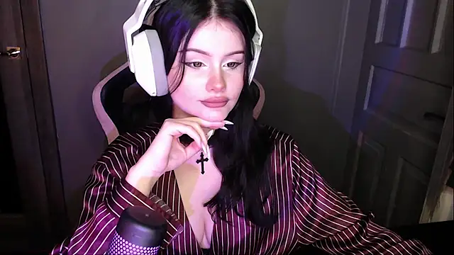 Moon raven online show from December 15, 2025, 5:28 pm