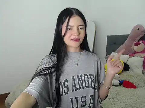 Snapshot of EmiilyCherry chatting on December 19, 2025, 12:28 am EmiilyCherry online show from December 19, 2025, 12:28 am