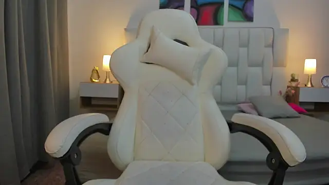 mask red girl online show from April 16, 2026, 1:23 pm