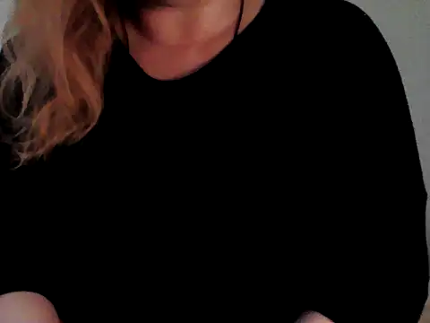 Snapshot of Empiria81 chatting on December 3, 2025, 2:04 pm Empiria81 online show from December 3, 2025, 2:04 pm