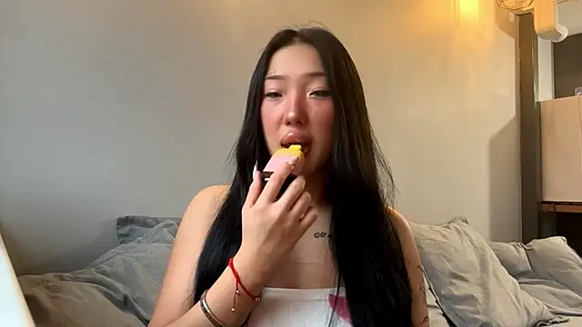 Snapshot of EIeniVanwart chatting on November 26, 2025, 7:42 am EIeniVanwart online show from November 26, 2025, 7:42 am