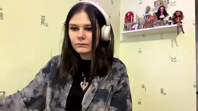 Snapshot of TraceeSchutt chatting on November 30, 2025, 12:42 pm TraceeSchutt online show from November 30, 2025, 12:42 pm