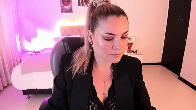 Snapshot of Violeta_Hotter chatting on December 2, 2025, 11:04 am Violeta Hotter online show from December 2, 2025, 11:04 am