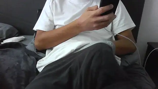 latinman7944 online show from April 3, 2026, 11:47 pm