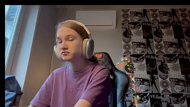 Snapshot of helgicuteness chatting on December 15, 2025, 6:39 am helgicuteness online show from December 15, 2025, 6:39 am