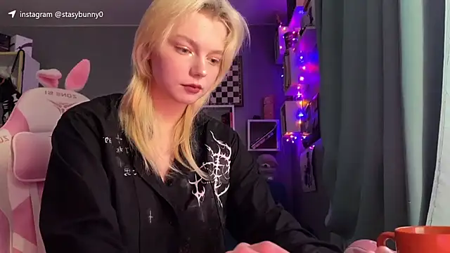 KittyLarva online show from January 7, 2026, 5:21 am