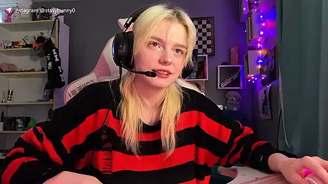 KittyLarva online show from January 9, 2026, 8:50 am