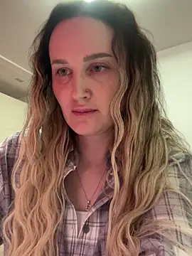 Snapshot of TomilaSi chatting on November 25, 2025, 6:52 pm TomilaSi online show from November 25, 2025, 6:52 pm