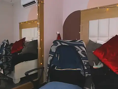 Snapshot of MilaFoxxy chatting on December 2, 2025, 11:37 am MilaFoxxy online show from December 2, 2025, 11:37 am