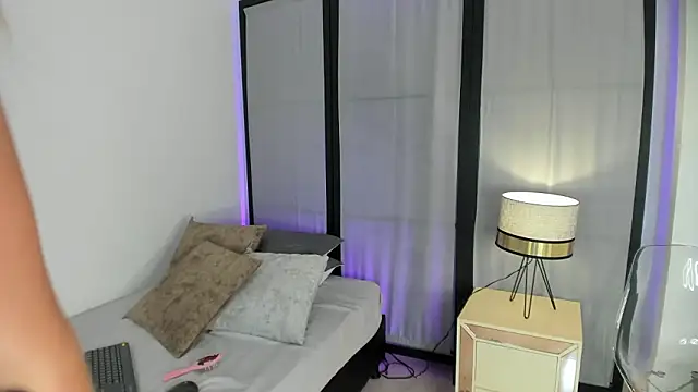 niicole steele  online show from February 12, 2026, 8:59 pm