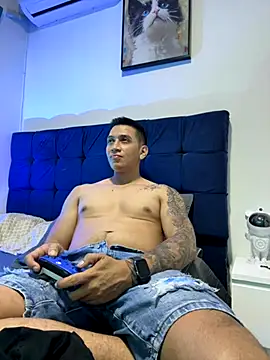 Snapshot of OliverWest04 chatting on December 1, 2025, 6:29 am OliverWest04 online show from December 1, 2025, 6:29 am