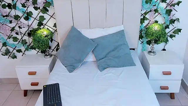 Snapshot of CharlotteBlossom chatting on December 1, 2025, 8:25 pm CharlotteBlossom online show from December 1, 2025, 8:25 pm