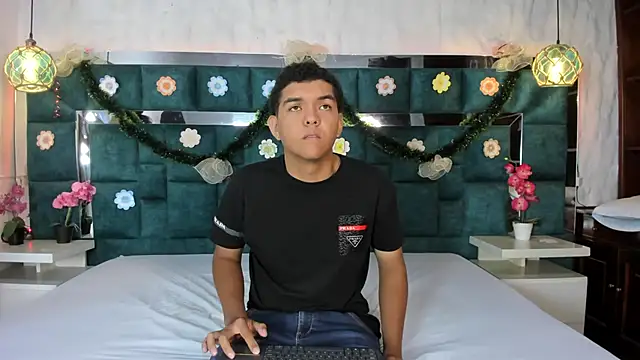  bonnyandclyde online show from December 14, 2025, 11:48 am