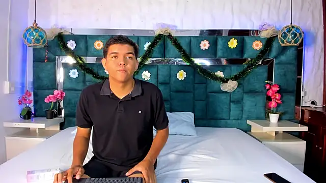  bonnyandclyde online show from December 19, 2025, 12:01 pm