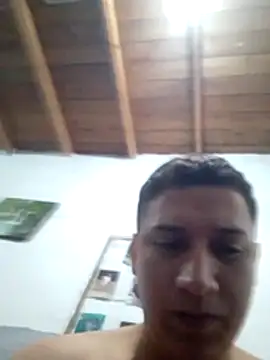 Snapshot of Alvarezz0202 chatting on June 2, 2026, 8:33 pm Alvarezz0202 online show from June 2, 2026, 8:33 pm
