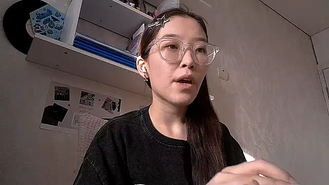 Snapshot of MollyTiger chatting on November 29, 2025, 8:50 am MollyTiger online show from November 29, 2025, 8:50 am