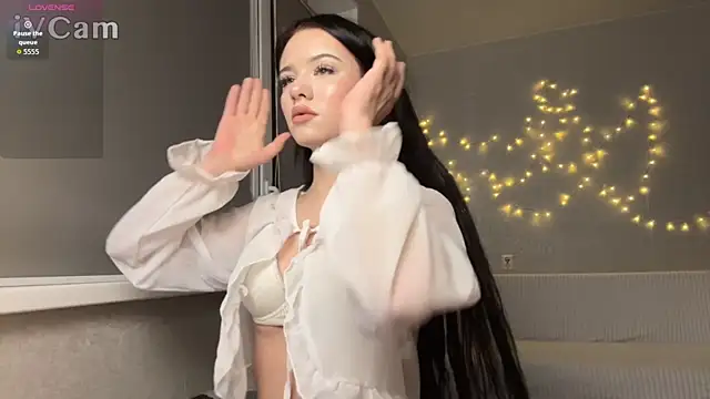 Snapshot of BeatriceMoonn chatting on November 27, 2025, 3:19 am BeatriceMoonn online show from November 27, 2025, 3:19 am