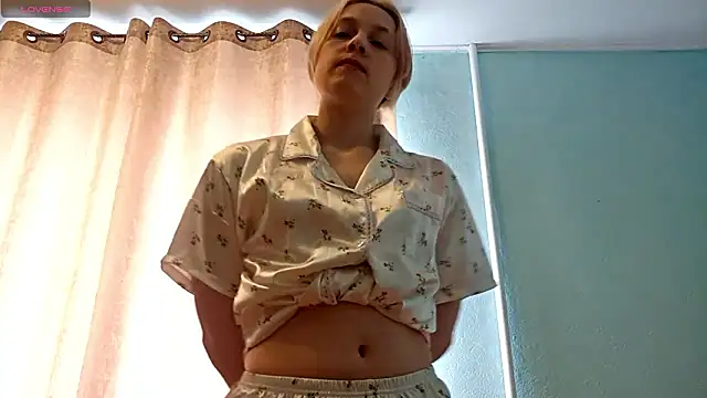 LunariaNicole online show from March 26, 2026, 9:48 am