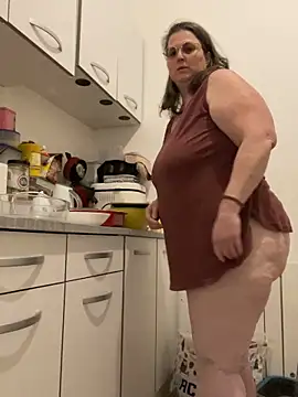 bea french curvy online show from February 2, 2026, 9:02 pm