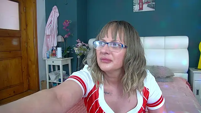 Snapshot of Cougar_Milff chatting on April 19, 2026, 2:16 pm Cougar Milff online show from April 19, 2026, 2:16 pm