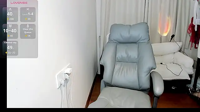 linlinjiang33 online show from April 16, 2026, 2:56 am