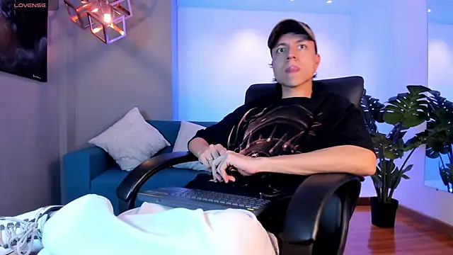 Snapshot of Bastthianxxx chatting on November 30, 2025, 11:36 am Bastthianxxx online show from November 30, 2025, 11:36 am