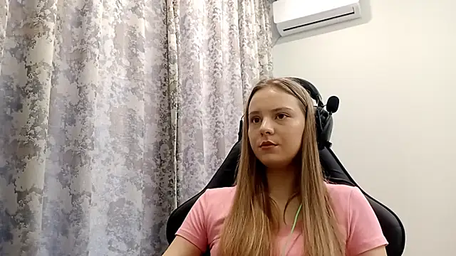 Snapshot of CrackShirker chatting on December 16, 2025, 8:08 am CrackShirker online show from December 16, 2025, 8:08 am