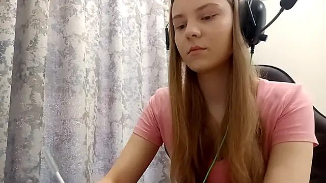 Snapshot of CrackShirker chatting on December 17, 2025, 6:19 am CrackShirker online show from December 17, 2025, 6:19 am